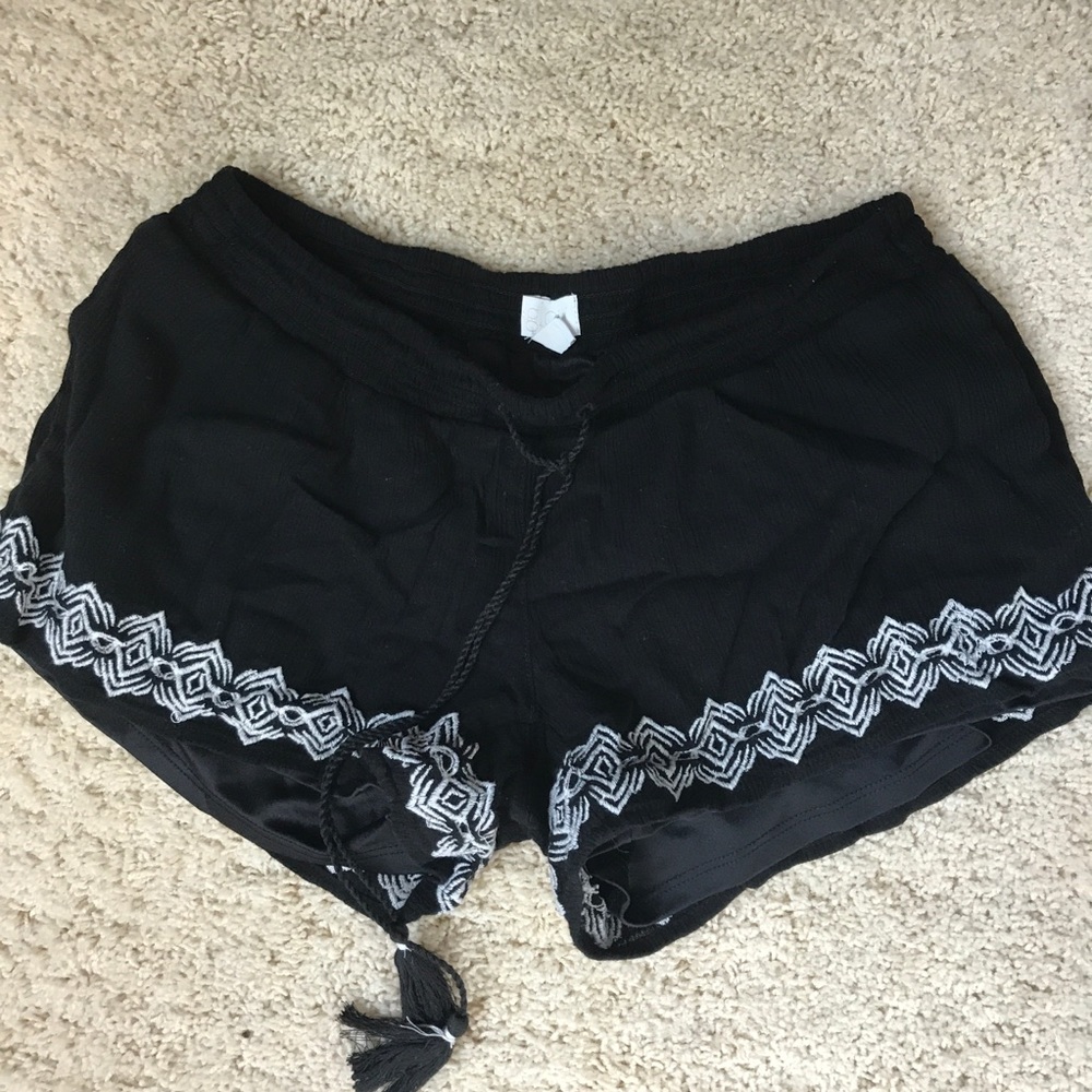 Glow bohemian black maternity shorts size small